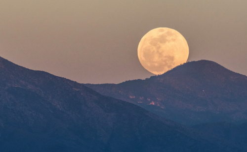 Η πρώτη πανσέληνος του έτους συνδυάστηκε με ολική έκλειψη Σελήνης