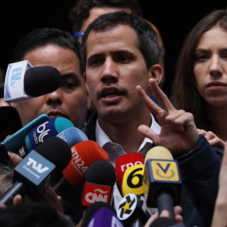 Το Κρεμλίνο καταγγέλλει για ανάμιξη στις εσωτερικές υποθέσεις ξένης χώρας τις ευρωπαϊκές χώρες που αναγνώρισαν τον Γκουαϊδό