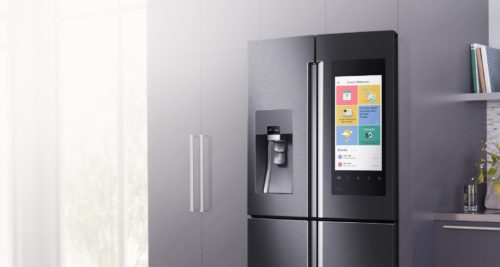 Έξυπνο ψυγείο της Samsung πιάνει κουβεντούλα στην κουζίνα, ψάχνει αεροπορικά εισιτήρια, καλεί ταξί και λέει τον καιρό