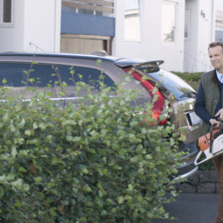 «Κάτω από το Δέντρο»: Κάπως σαν Ισλανδοί «Ανυπόφοροι Γείτονες», αλλά με αλυσοπρίονα...