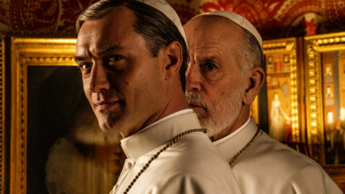 The New Pope: Οι Πρώτες Εικόνες με τον Τζον Μάλκοβιτς στο πλευρό του Τζουντ Λο για τον δεύτερο κύκλο της σειράς