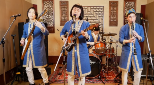 Οι Ιάπωνες Pyramidos ξαναχτυπούν τραγουδώντας τα «Καγκέλια» [ΒΙΝΤΕΟ]