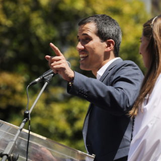 Βενεζουέλα: Ο Γκουαϊδό αψηφά τον Μαδούρο προσπαθώντας να οργανώσει την παροχή διεθνούς ανθρωπιστικής βοήθειας