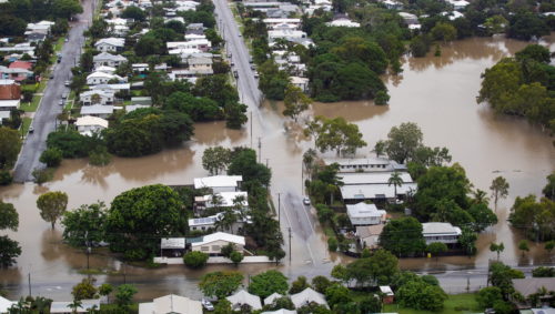 Οι πλημμύρες έφεραν κροκόδειλους στους δρόμους της Αυστραλίας