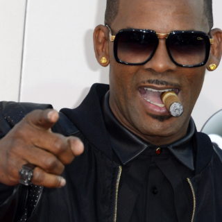 Ελεύθερος με εγγύηση ο τραγουδιστής R. Kelly που κατηγορείται για σεξουαλικές επιθέσεις σε ανήλικες