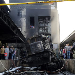 Αυξάνεται ο αριθμός των νεκρών από τη πυρκαγιά στον σιδηροδρομικό σταθμό του Καΐρου