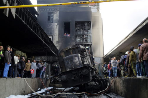 Αυξάνεται ο αριθμός των νεκρών από τη πυρκαγιά στον σιδηροδρομικό σταθμό του Καΐρου