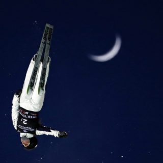 Οι υπεράνθρωποι που πετούν στον αέρα με πέδιλα του σκι