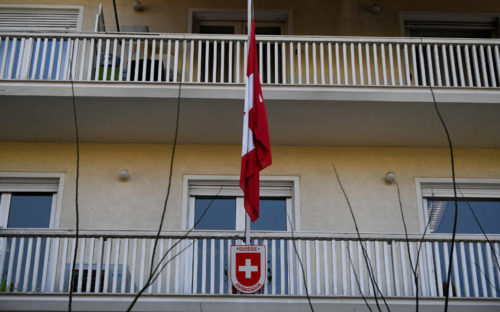 Παρέμβαση του Ρουβικώνα με φέιγ βολάν στην Ελβετική πρεσβεία στο Κολωνάκι