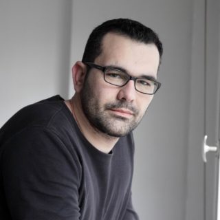 Ο Μιχάλης Γελασάκης έγραψε ένα από τα πιο σημαντικά βιβλία των τελευταίων ετών και είναι για τη ζωή του Νίκου Καββαδία