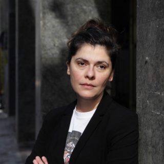 Στη «Δουλειά Της» η Μαρίσσα Τριανταφυλλίδου μιλά λίγο, έχει μόνιμα σκυμμένο το κεφάλι, χαμογελά ελάχιστα (αλλά πλατιά). Και συγκλονίζει…