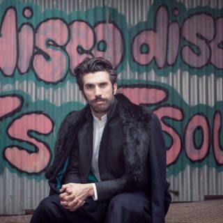 Θεμιστοκλής Καρποδίνης: «Το ρεμπέτικο το τραγουδάνε ακόμα γιατί κρύβει ένα τσαμπουκά μέσα του»