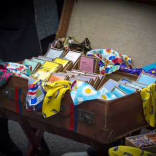 Το Epicloth βάζει έργα νέων καλλιτεχνών απ’ όλο τον κόσμο πάνω σε μετάξι Σουφλίου και ξεκίνησε με μια βαλίτσα στο Portobello Road Market