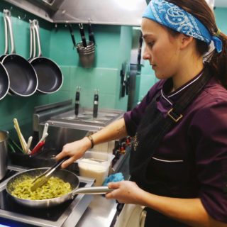 Η Άλεξ Βασιλάτου μαγειρεύει μπροστά μας τα δικά της πεντανόστιμα χειροποίητα μακαρόνια