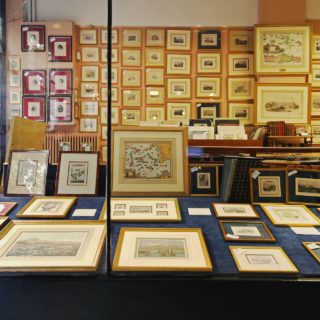 Ανάμεσα στα μπαρ της οδού Κολοκοτρώνη ένα μαγαζί επιμένει να συλλέγει γκραβούρες