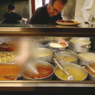 Σπύρος-Αντώνης: Από το 1975, μια ταβέρνα στα Άνω Πατήσια χορταίνει με τα μαγειρευτά και τα ψητά της όλη την Αθήνα