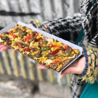 Vegan πίτσα στο χέρι που αξίζει τα λεφτά της