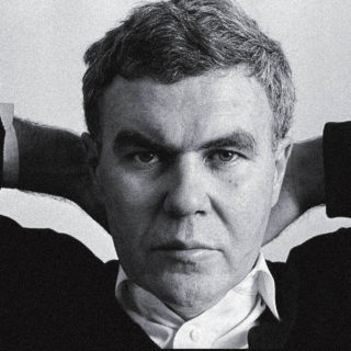 Ρέιμοντ Κάρβερ: ο μετρ του ασήμαντου γεγονότος που μέσα απ’ τη γραφή ανάγεται σε μείζον