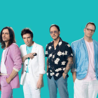 Γιατί δε μας άρεσε καθόλου το καινούριο, γεμάτο αμήχανες διασκευές, άλμπουμ των Weezer…