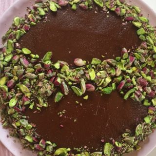 Είσαι έτοιμη να φτιάξεις αυτή τη vegan σοκολατένια τούρτα χωρίς γλουτένη;