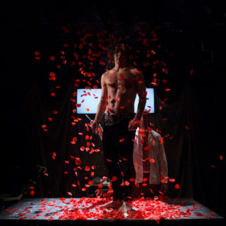 «Τα Δάση στα Γόνατα» φέρνουν την παραδοξότητα και τον ελληνικό μυστικισμό στο προσκήνιο