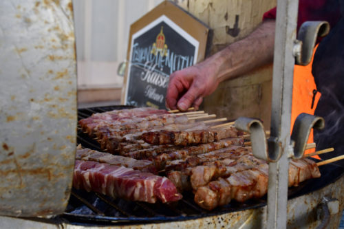 Κατά 20% αυξάνεται η τιμή στο σουβλάκι – Πόσο θα κοστίζει το αγαπημένο «γρήγορο φαγητό» των Ελλήνων