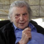 Θετικά εξελίσσεται η κατάσταση της υγείας του Μίκη Θεοδωράκη