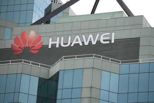 Η Ουάσινγκτον χαλαρώνει τους περιορισμούς στη Huawei