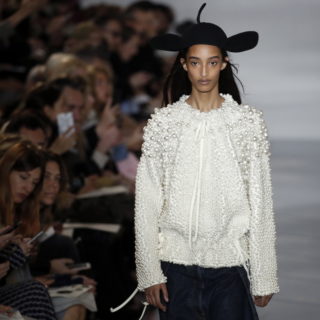 Οι ασπρόμαυρες δημιουργίες του Jonathan Anderson κατακτούν τις πασαρέλες στην Εβδομάδα Μόδας στο Παρίσι