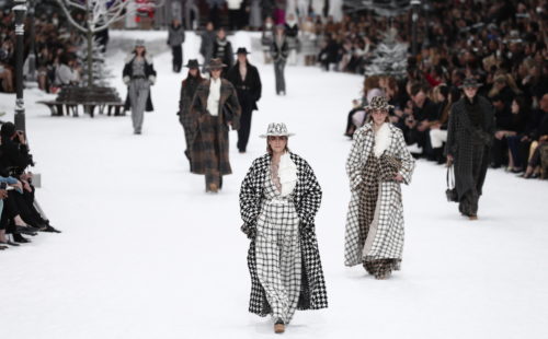 Χιόνια, δάκρυα και συγκίνηση στην παρουσίαση της Chanel με την τελευταία λευκή κολεξιόν του Λάγκερφελντ