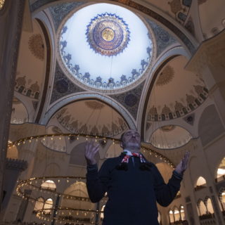 Το μεγαλύτερο τζαμί της Τουρκίας άνοιξε τις πόρτες του και είναι κάτι περισσότερο από τόπος λατρείας