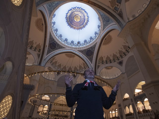 Το μεγαλύτερο τζαμί της Τουρκίας άνοιξε τις πόρτες του και είναι κάτι περισσότερο από τόπος λατρείας