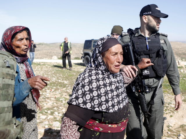 Τα σπίτια δυο παλαιστινιακών οικογενειών κατεδαφίστηκαν στη Δυτική Όχθη