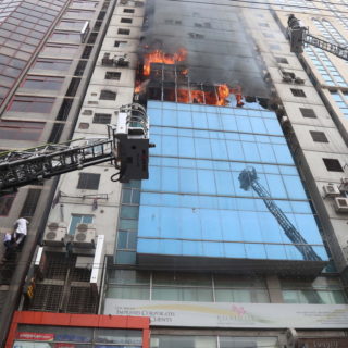 Πύρινη κόλαση στο Μπαγκλαντές