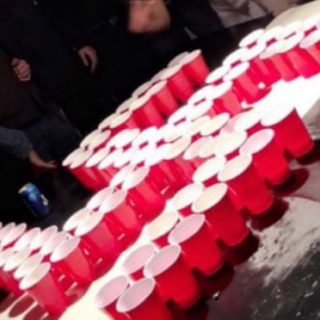 ΗΠΑ: Μαθητές λυκείου χαιρετούν ναζιστικά πλάι σε σβάστικα φτιαγμένη από πλαστικά ποτήρια