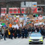 «Το 2050 εσείς θα έχετε πεθάνει, εμείς όχι»: Η παγκόσμια νεολαία διαδηλώνει για το κλίμα