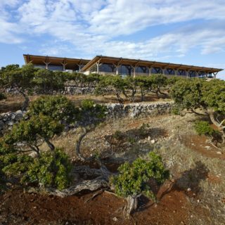 Σε μια πλαγιά στη Χίο στέκεται ένα βραβευμένο θεματικό Μουσείο που βρίσκεται σε συνεχή διάλογο με τη γη