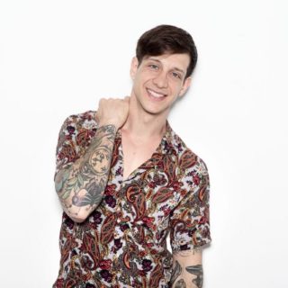 Ο Ηλίας Μπόγδανος νιώθει ότι ζει σαν τα «Φιλαράκια», απλώς στο Κάτω Χαλάνδρι