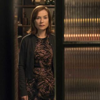 Η Ιζαμπέλ Ιπέρ Είναι μια Ψυχοπαθής Mommie Dearest στη Χήρα του Νιλ Τζόρνταν