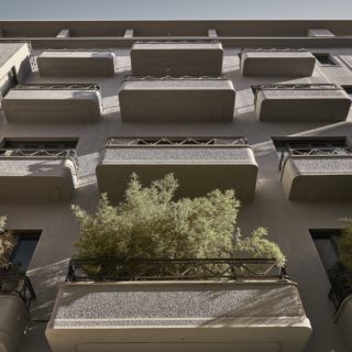 Ένα κτίριο του ’30 στο κέντρο της Αθήνας μετατράπηκε σε εντυπωσιακό ξενοδοχείο εμπνευσμένο από το παρελθόν και το παρόν της πόλης