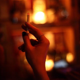 Τα ζευγάρια που προσπαθούν να κόψουν μαζί το κάπνισμα έχουν εξαπλάσια πιθανότητα επιτυχίας