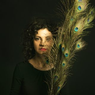 Μου μοιάζει η Κατερίνα Γώγου μ’ έναν ήλιο, που καίγεται από μόνος του