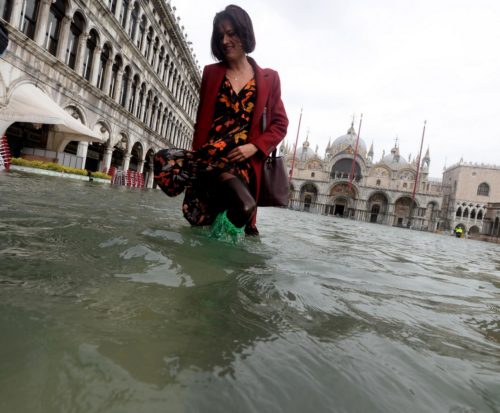 Η στάθμη των υδάτων στην πλημμυρισμένη Βενετία έφθασε σε ιστορικά υψηλά