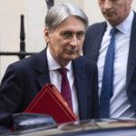 Το Brexit σκιάζει τις προοπτικές της Βρετανίας και περιορίζει τις επενδύσεις