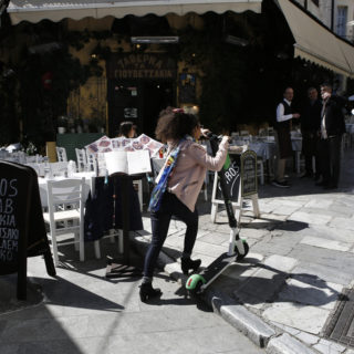 Πώς τα ηλεκτρικά πατίνια αναστάτωσαν δύο ελληνικές πόλεις