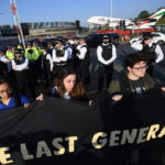 Βρετανία: Έφηβοι ακτιβιστές κατά της κλιματικής αλλαγής διαδηλώνουν κοντά στο αεροδρόμιο του Χίθροου