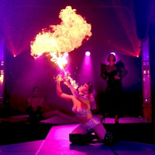 Στο Little Death Club του Λονδίνου καταπίνουν φωτιές