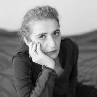 Αναστασία Τσουκαλά: «Στη φαντασία του ο Έλληνας είναι πάντα ζωσμένος με φυσεκλίκια και εξεγείρεται»