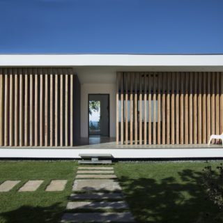 Μια εξοχική κατοικία στη Θεσσαλονίκη ξεκουράζει τους κατοίκους της με την απλότητα της φόρμας της