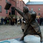 Σουηδία: Άγαλμα έγινε η γυναίκα που χτύπησε με τη τσάντα της νεοναζί στο κεφάλι το 1985